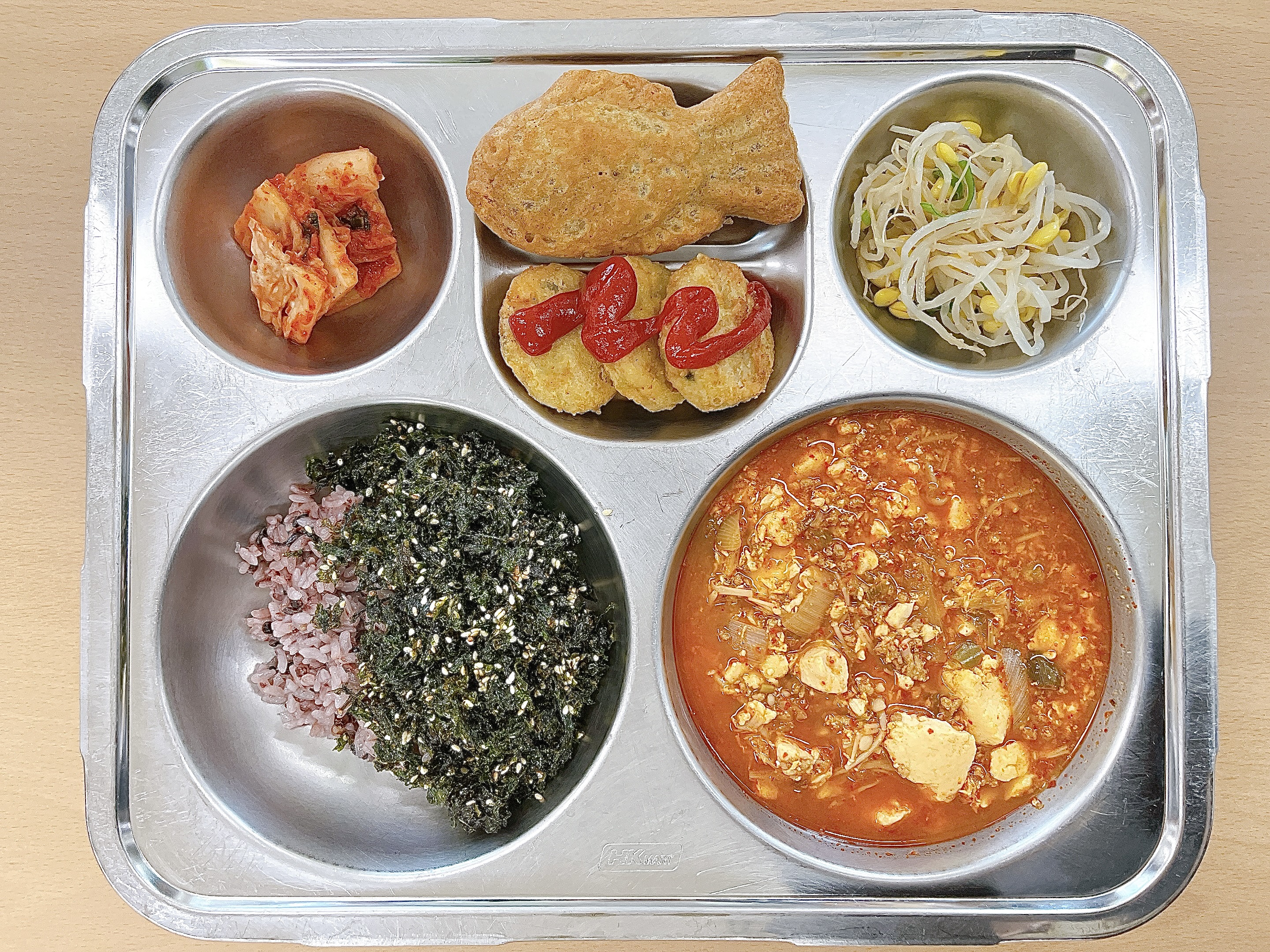 흑미밥
순두부찌개 (1.5.6.10.13.18)
콩나물무침 (5)
건파래볶음k (5.13)
에그랑땡*케찹 (1.2.5.6.10.12.15.16)
배추김치k (9)
붕어빵 (1.2.5.6)_이미지